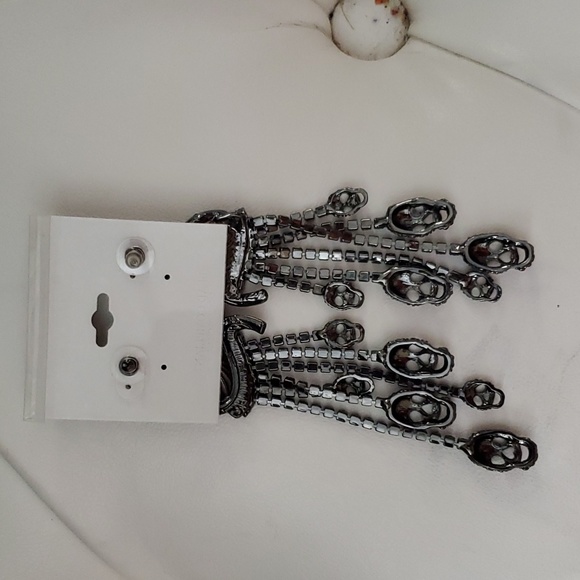 Natasha skull earrings - Picture 6 of 6